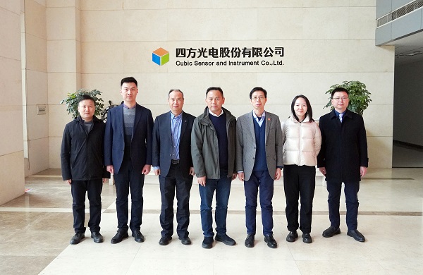 中國汽車技術(shù)研究中心資深首席專家方茂東、李孟良一行蒞臨四方光電參觀交流